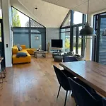 Luxurious With Sauna & Outdoor Hot Tub 度假居