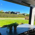 Luxurious With Sauna & Outdoor Hot Tub 度假居