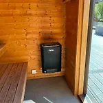 Luxurious With Sauna & Outdoor Hot Tub 度假居 *