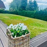 Luxurious With Sauna & Outdoor Hot Tub 度假居 *