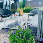 Luxurious With Sauna & Outdoor Hot Tub 度假居 *