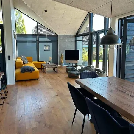 Luxurious With Sauna & Outdoor Hot Tub 펜션