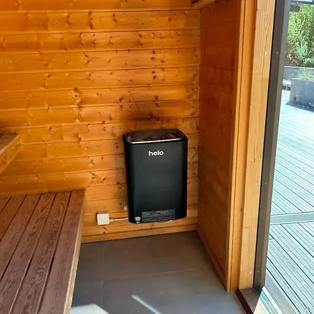 Luxurious With Sauna & Outdoor Hot Tub 펜션 *