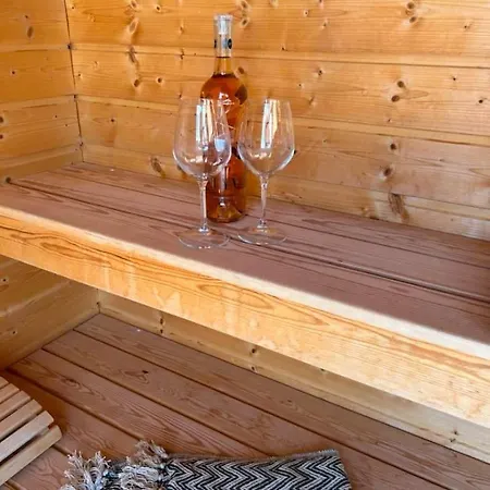 Luxurious With Sauna & Outdoor Hot Tub