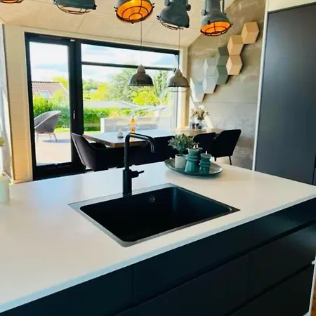 Luxurious With Sauna & Outdoor Hot Tub 펜션