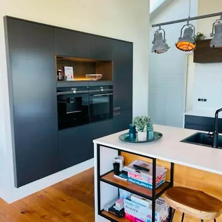 Luxurious With Sauna & Outdoor Hot Tub 하일스