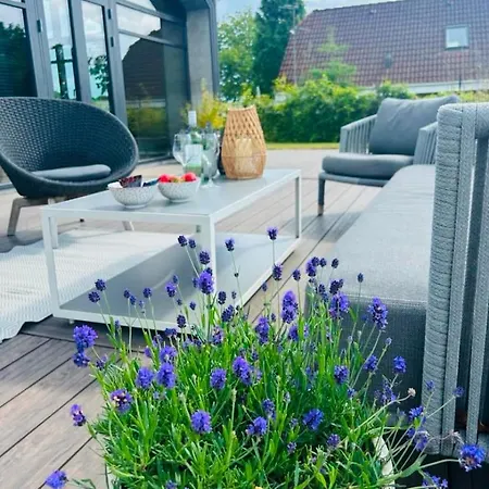 Luxurious With Sauna & Outdoor Hot Tub 펜션 *