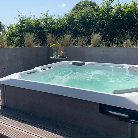 Luxurious With Sauna & Outdoor Hot Tub 펜션