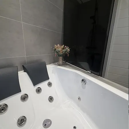 Casa de Férias Luxurious With Sauna & Outdoor Hot Tub *