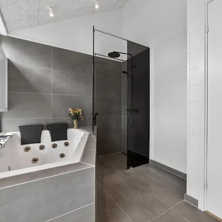 Luxurious With Sauna & Outdoor Hot Tub Hejls