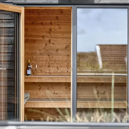 Luxurious With Sauna & Outdoor Hot Tub Casa de Férias Hejls