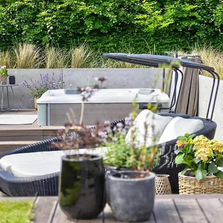 Luxurious With Sauna & Outdoor Hot Tub *