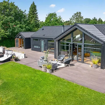 Casa de Férias Luxurious With Sauna & Outdoor Hot Tub